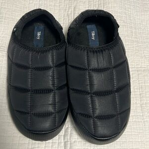 Tilley, black puffer slippers - unisex. Men size 5-6, women’s size 6.5-7…